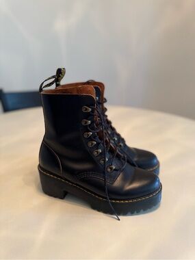 [SOLD OUT] Dr. Martens Leona Women’s Vintage Smooth Leather Heeled Boots